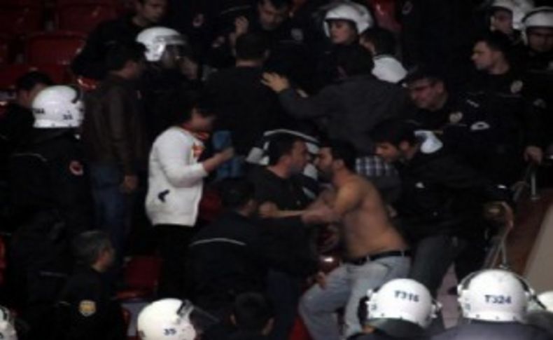 İzmir'deki derbide olaylar çıktı